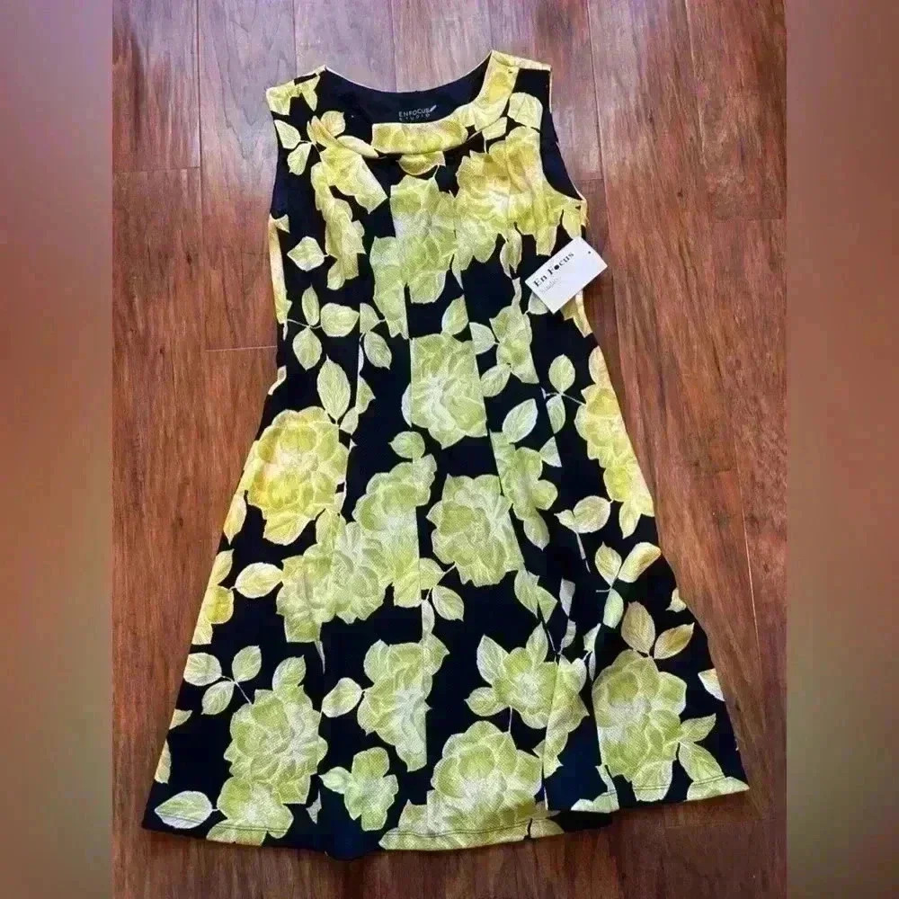 Sleeveless Midi Dress with Multicolored Giant Floral Print Size 6 New With Tag